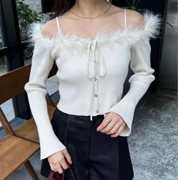 [ 당일 발송 ] Chico 퍼 오프숄더 디자인 니트 FREE 사이즈