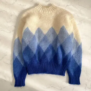 투모로우랜드 맥피 아가일 니트 스웨터 그라데이션 파랑