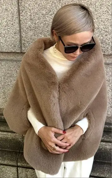 JENNE 리치 볼륨 퍼 케이프