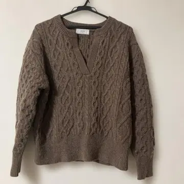 슬로브 이에나 케이블 스웨터