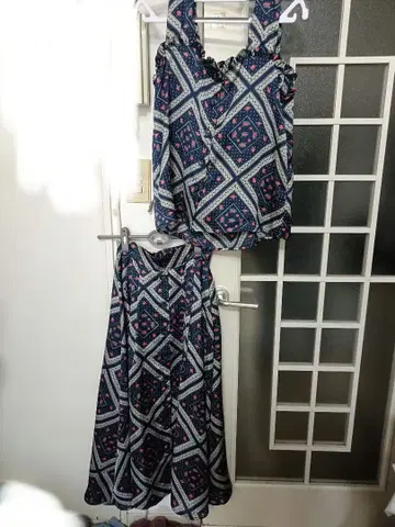 셋업 슬리브리스 상의 롱 스커트 네이비 꽃무늬 딸기무늬