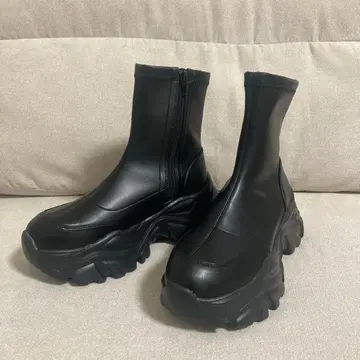블랙 통굽 부츠 지퍼 포함