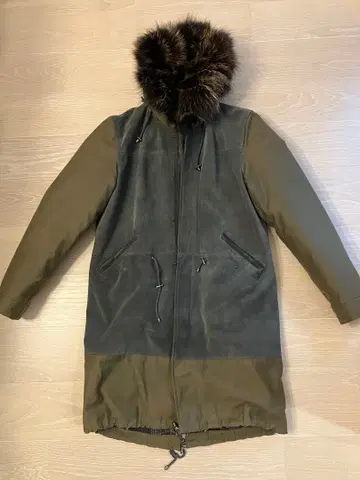 퍼 달린 올리브 그린 모즈 코트