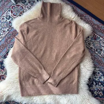 유니클로 캐시미어 터틀넥 스웨터 사이즈 M