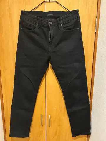 유니클로 블랙 스키니 데님 팬츠