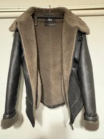 ZARA 다크 그레이 무스탕 코트