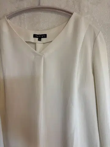 INDIVI 프론트 턱 드레이프감 블라우스 오피스 화이트 사이즈 38