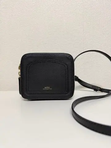 A.P.C. 스퀘어 숄더 미니백