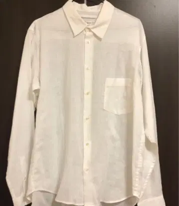 화이트 긴팔 셔츠 포켓 부착