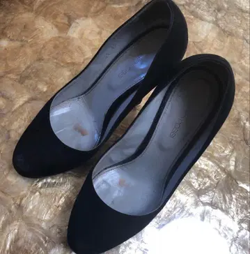 블랙 스웨이드 펌프스