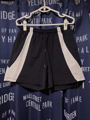 크로노스 블랙 앤 화이트 사이드 패널 숏팬츠