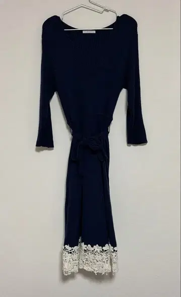 윌 셀렉션 밑단 레이스 니트 원피스 네이비 리본