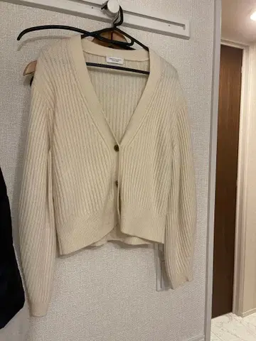 컨디션 최상 뷰티 앤 유스 V넥 가디건 숏 기장