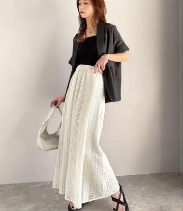 레이어드에도 활약. 턱 사용 레이스 절개 롱 스커트