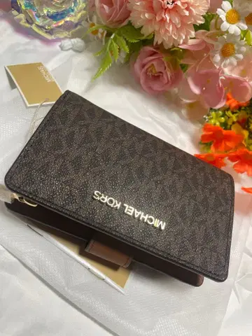 [새상품, 미사용] Michael Kors 이단 접이 시그니처 올 패턴