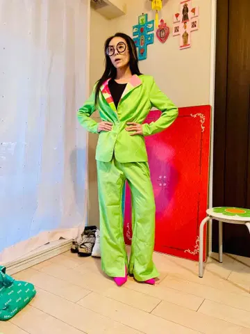 그린 블레이저와 팬츠 셋업