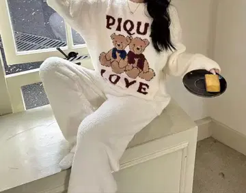 새상품 젤라또피케 홀리데이 베어 자카드 풀오버 & 롱 팬츠 화이트 상하의