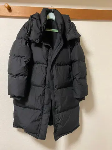 GU 블랙 다운 자켓