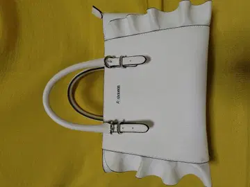 프릴 달린 화이트 핸드백