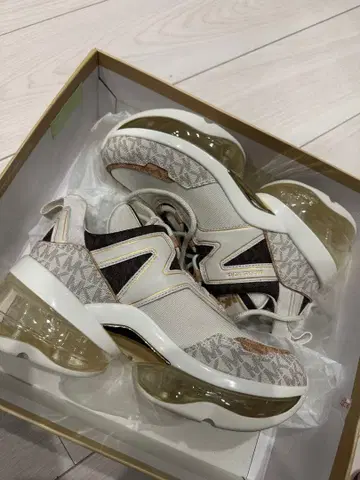 MICHAEL KORS 스니커즈 US 8M 크림