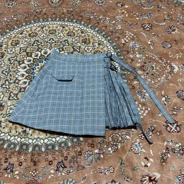 그레이 계열 체크 무늬 플리츠 스커트 큐롯