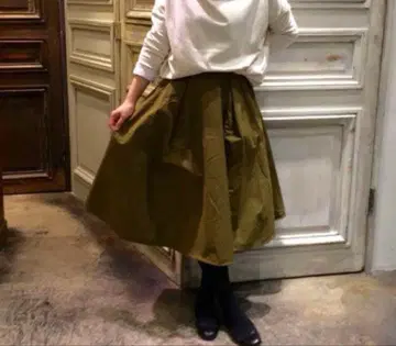 비어즐리 올리브 그린 플레어 스커트