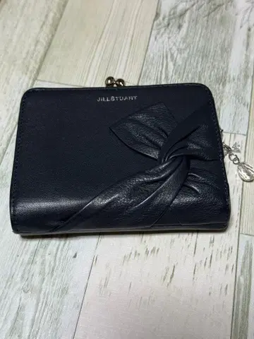 JILL STUART 네이비 리본 접이식 지갑