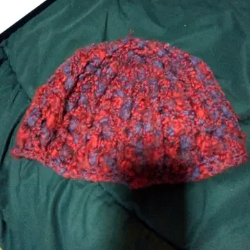 적자색 니트 캡 뜨개질 무늬