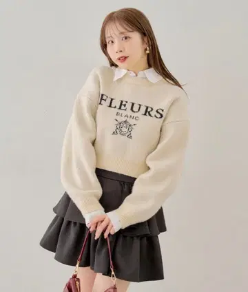 [ 완판템 ] Chico 치코 옷깃 탈부착 로고 자카드 숏 니트