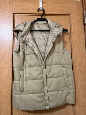 베이지 후드 부착 슬리브리스 다운 자켓