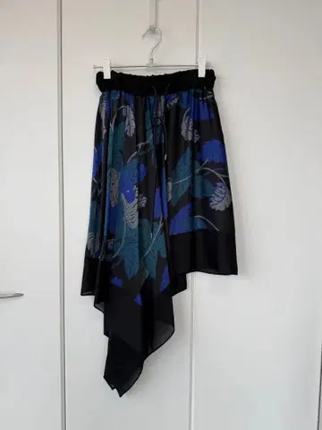 sacai 비대칭 헴 스커트 꽃무늬 블랙 블루