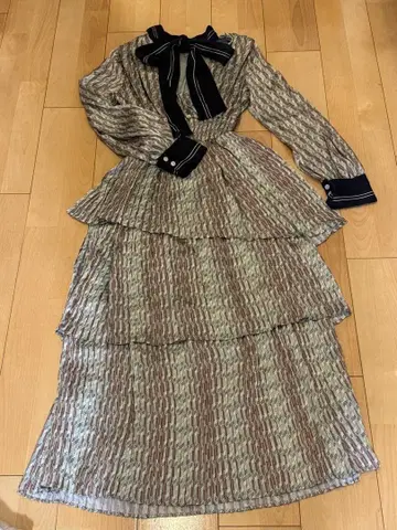 프릴이 달린 멀티 컬러 원피스