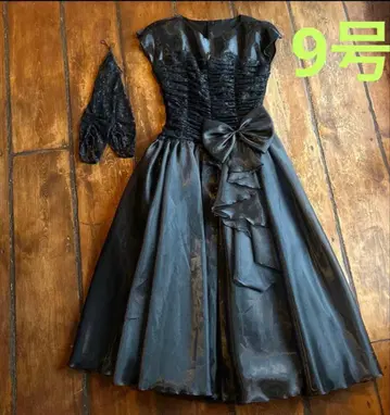 블랙 리본 포함 플레어 드레스와 장갑