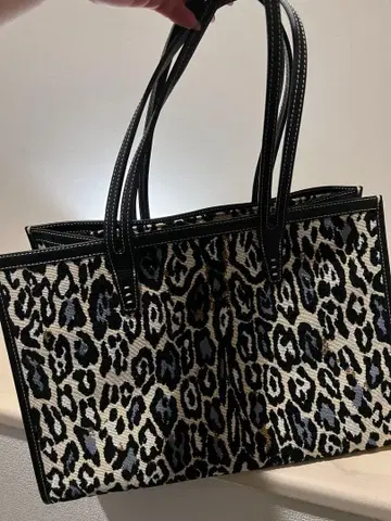 A VACATION 표범 무늬 토트백
