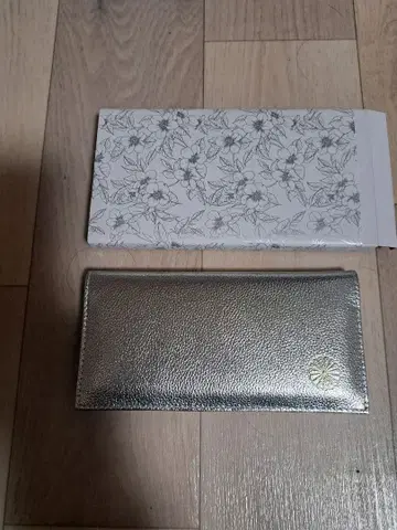 황궁 장지갑 실버 한정판 천연 가죽 국화 문양 새상품 미사용