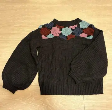 그레이스 콘티넨탈 꽃무늬 자수 블랙 니트 스웨터 긴팔