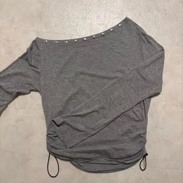 그레이 오프숄더 긴팔 티셔츠