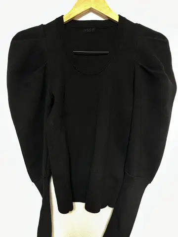 bibiy. EFFIE PUFF KNIT 블랙 니트