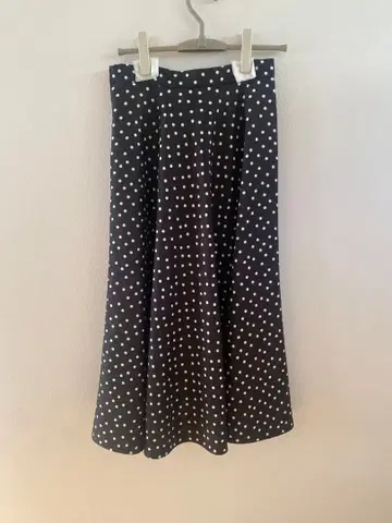 Bailsey 도트 무늬 플레어 롱 스커트