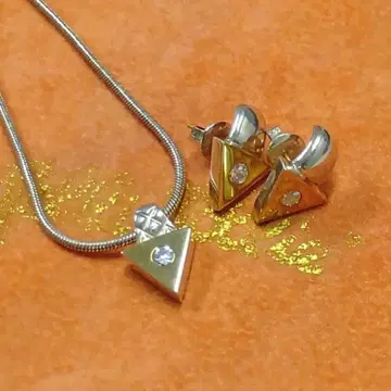 삼각형 모티브 목걸이와 귀걸이 세트