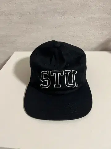 STU 로고 자수 블랙 캡