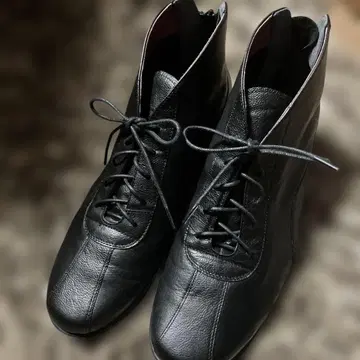 VITA NOVA 블랙 가죽 하이컷 지퍼 부츠