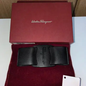 Salarone Ferragamo 블랙 가죽 머리핀