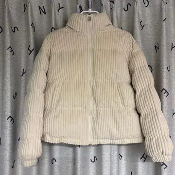 리브 가공 크림색 다운 자켓