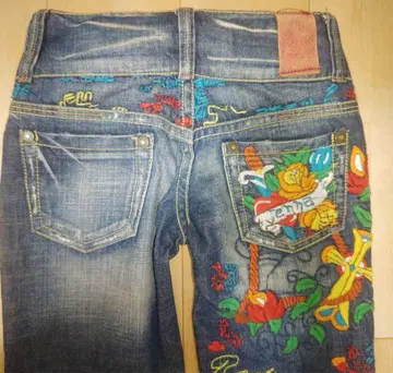 자수 디자인의 부츠컷 데님 25인치