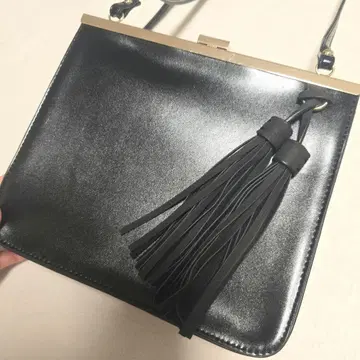 프린지 장식 블랙 숄더백