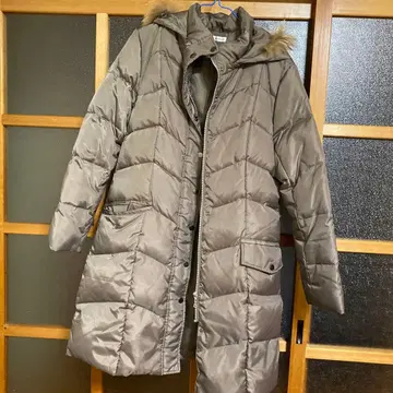 후드 부착 그레이 다운 자켓