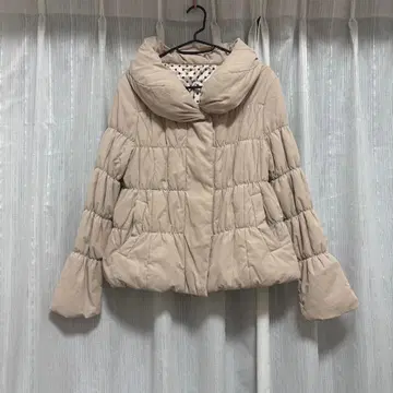 후드 부착 베이지 다운 자켓