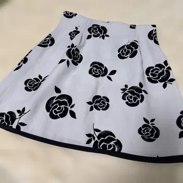 리랜드트루 장미 무늬 플레어 스커트 연한 그레이 세련된