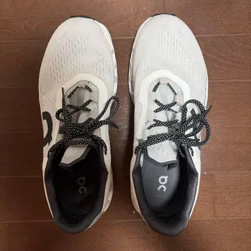 On Cloudtec 화이트 스니커즈